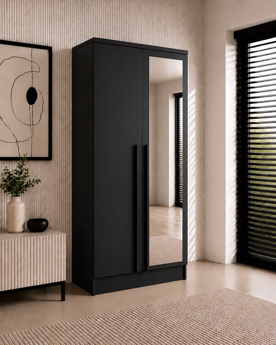Moderne zwarte kledingkast met twee deuren, waarvan één met spiegel en lange verticale handgrepen.