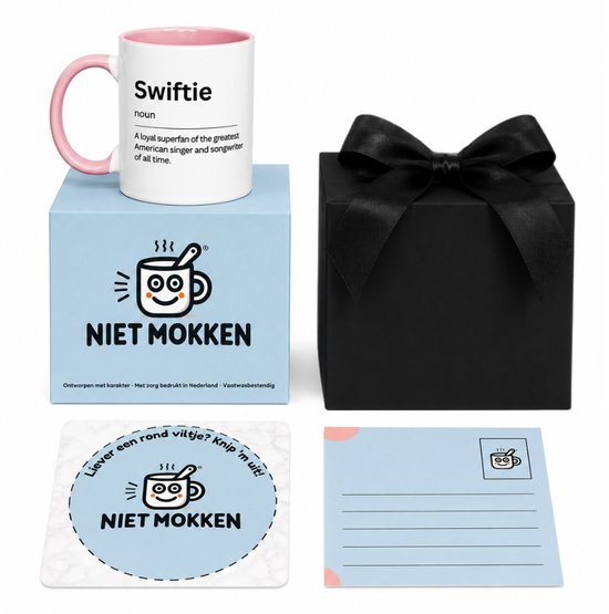 NietMokken.nl - Mok Cadeauset – Swiftie Mok – Cadeau voor Taylor Swift Fan – Inclusief Cadeaudoos, Kaartje & Viltje – Keramische Mok 325 ml – Vaatwasser- & Magnetronbestendig – Aan beide zijden bedrukt