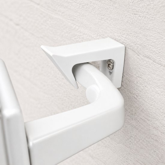 Witte deurklinkhouder aan een muur bevestigd met schroef.