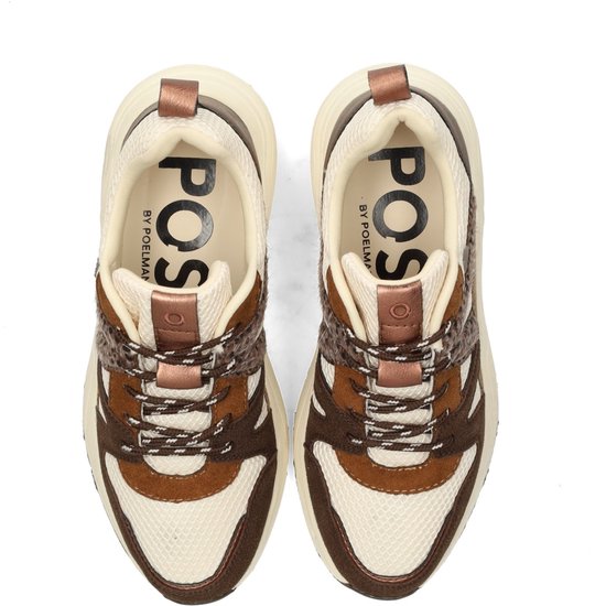 Bovenkant van twee bruine sneakers, met tekst 'POSH BY POELMAN' op de tong.