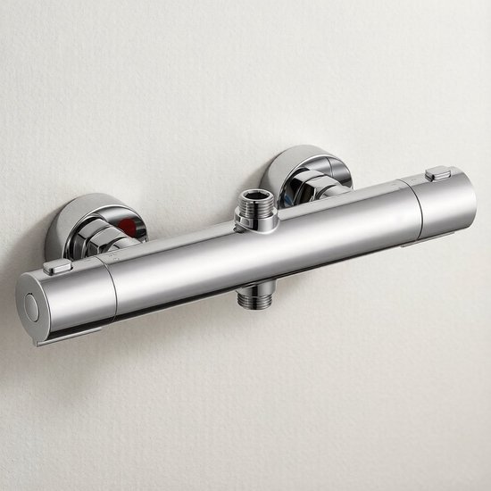 Chromen thermostatische douchekraan gemonteerd op een witte muur, met twee rode en twee blauwe markeringen.