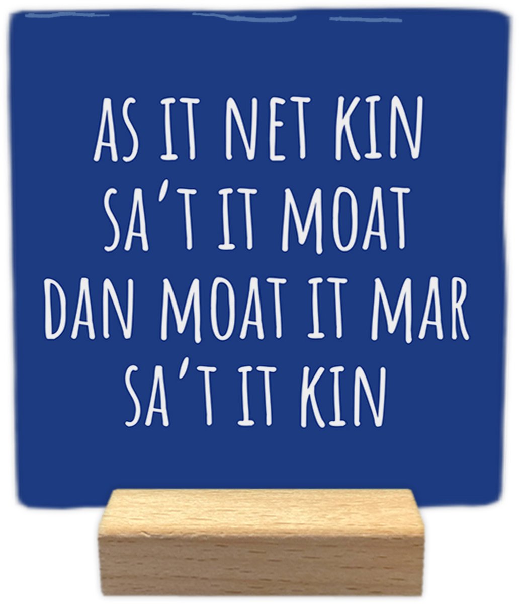 As it net kin sa 't it moat - Keramische decoratie tegel - incl. houten presenteerblok