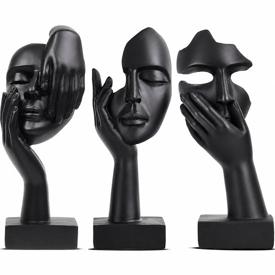 Trois statues abstraites noires de visages pensifs, mains couvrant leurs traits, sur fond blanc.