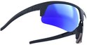 Sportbril met mat zwart montuur en blauw spiegelend vizier, van de zijkant gezien.