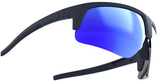 Sportbril met mat zwart montuur en blauw spiegelend vizier, van de zijkant gezien.