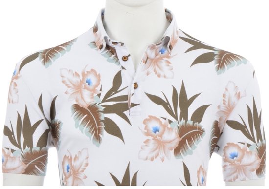 Wit poloshirt met een bruine en roze bloemenprint en groen bladmotief.
