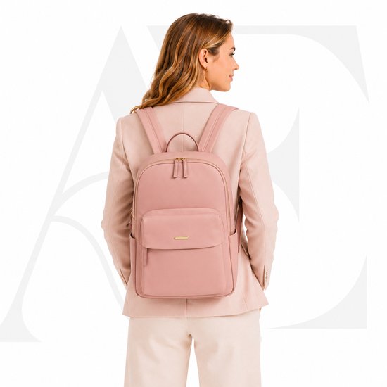 Vrouw in een roze blazer met een roze rugzak.
