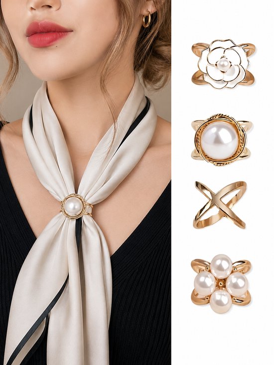 Model met beige sjaal en gouden sjaalring met parel. Naast het model, 4 sjaalringen: bloem met parel, ronde parelring, gouden kruisring, bloem met parels.