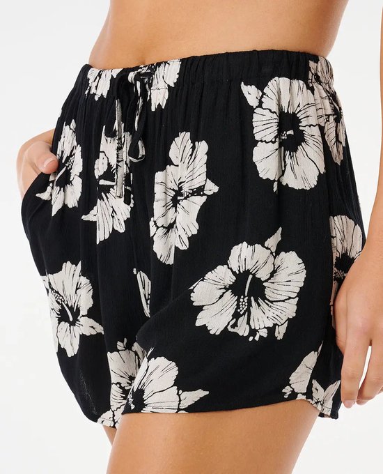 Korte zwarte broek met witte bloemenprint, met touwtje aan de tailleband.
