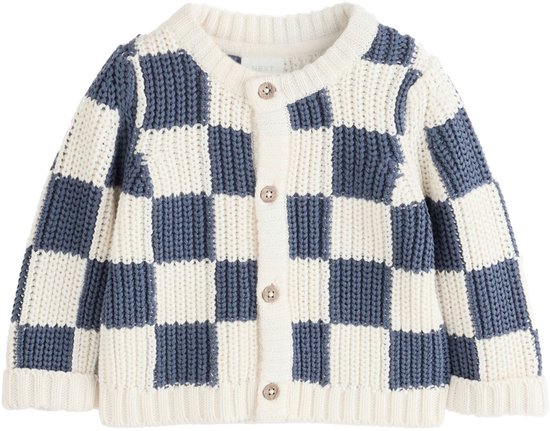 Wit gebreid babyvestje met geblokt patroon in wit en blauw, met knoopjes vooraan.