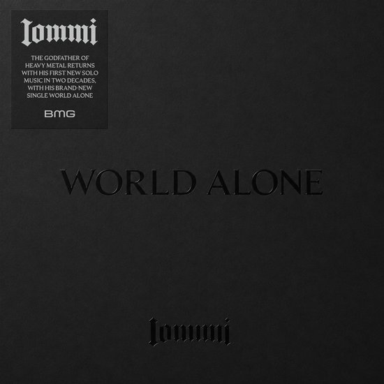 Zwarte kartonnen hoes met reliëftekst 'Iommi' en 'World Alone', plus een label met albumgegevens.