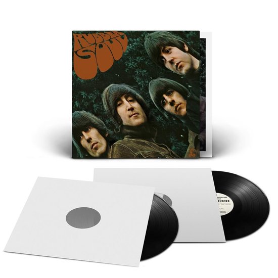 De albumhoes van The Beatles' Rubber Soul, met de hoofden van John, Paul, George en Ringo die naar beneden kijken. Twee zwarte vinylplaten liggen ernaast.