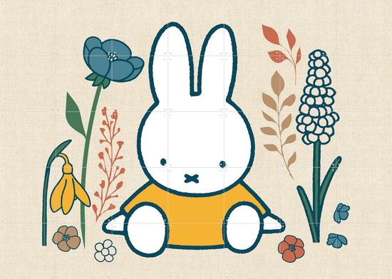 Décoration murale sur fond beige, avec Miffy en chemise jaune, entourée de fleurs et de plantes aux teintes bleues, oranges et brunes.