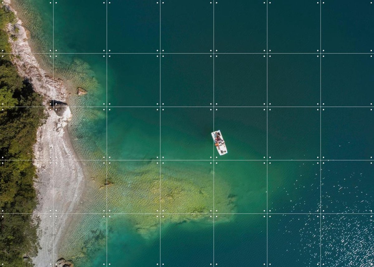 IXXI Aerial View Of Emerald Lake And Boat, Claire Droppert - 140 x 100 cm - Gratis ophangtool - Grote wanddecoratie en posters - Realisme, Fotografie