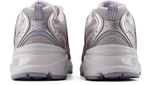 Achterkant van grijze New Balance 530 sneakers van mesh en metallic materiaal.