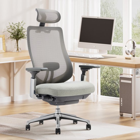 Lichtgrijze ergonomische bureaustoel met hoofdsteun en 4D-armleuningen, in een thuiswerkplek met een bureau en computer.