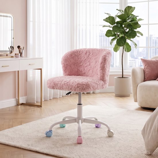 Zachte, roze bureaustoel met imitatiebont bekleding en gekleurde wielen, naast een witte kaptafel.