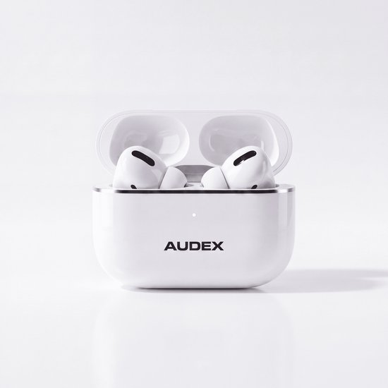 Witte Audex oordopjes met logo in een open witte oplaadcase.