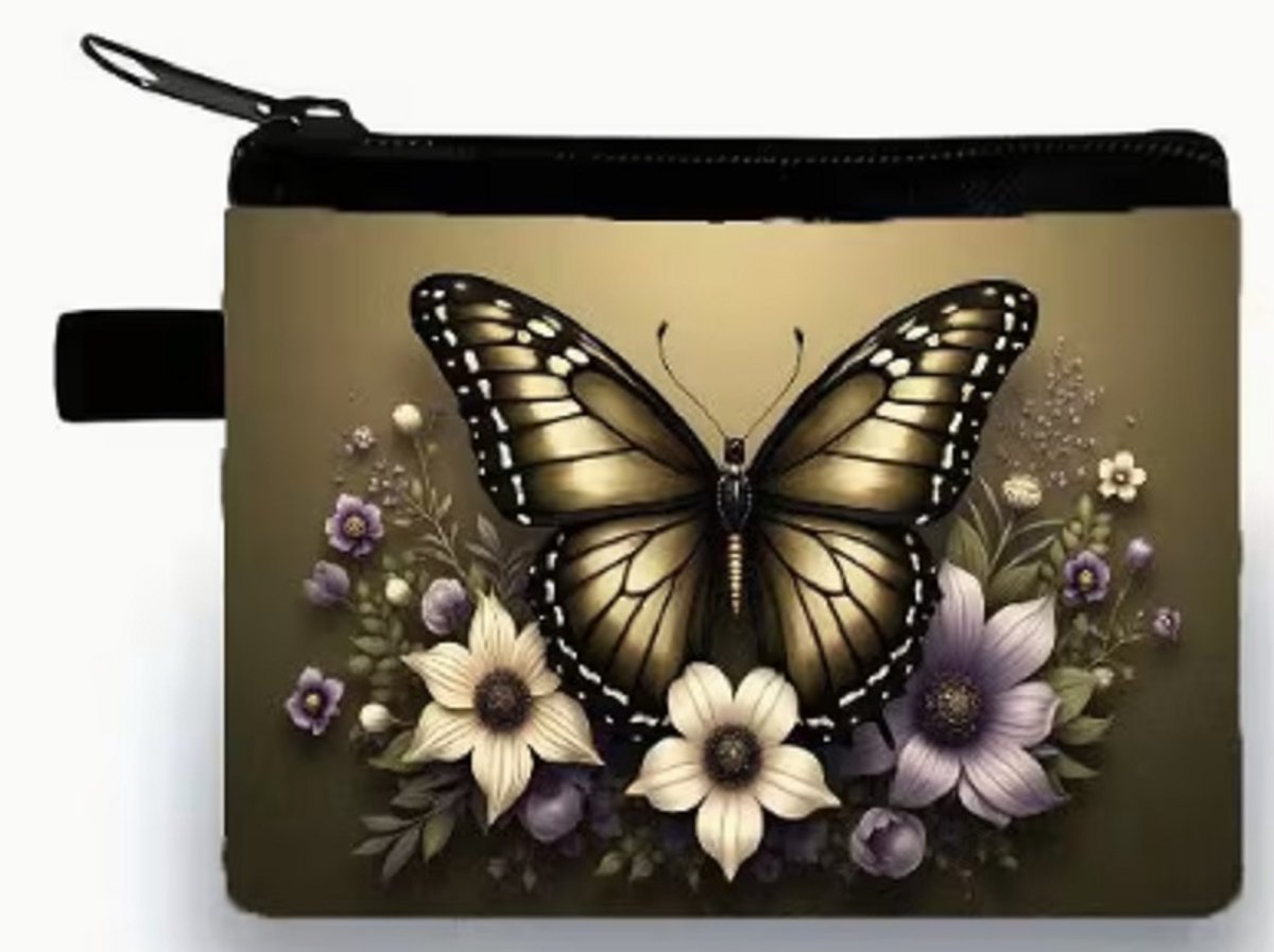 Gemakkelijk om erbij te hebben, dit handige rits portemonneetje 10x14cm. Een mooie afbeelding van een vlinder tussen de bloemen. Erg leuk om voor jezelf te kopen of om cadeau te geven. Ook leuk bij Sinterklaas, Kerst of vakantie.