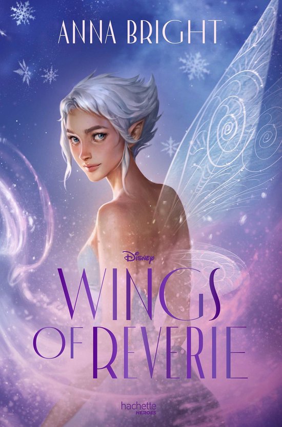 Couverture du livre 'Wings of Reverie' avec une illustration d'une elfe aux cheveux blancs et aux ailes translucides, entourée de brume violette.