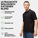 Man met een zwarte polo, klassieke kraag, korte mouwen, comfortabele stretch fit, en piqué gebreide stof. OCS gecertificeerd biologisch katoen.