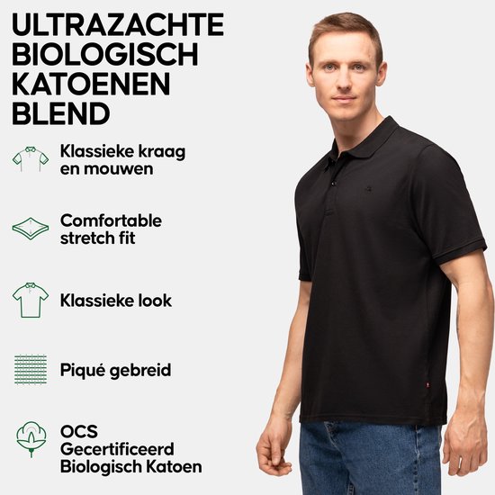 Man met een zwarte polo, klassieke kraag, korte mouwen, comfortabele stretch fit, en piqué gebreide stof. OCS gecertificeerd biologisch katoen.