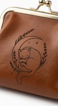 Bruin Kunstleren Portemonneetje met Gravure Slapende Kat op Maan – Gouden Kliksluiting