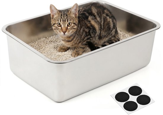 Kattenbak van zilverkleurig metaal met een bruin gestreepte kat erop. Bevat 4 ronde antislip pads.