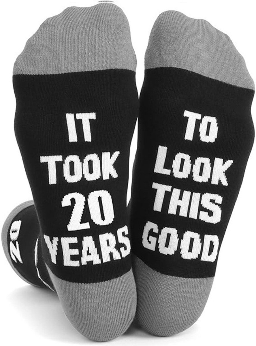SilverAndCoco® - 20 Jaar Sokken / Gekke Vrolijke Foute Kleding / Leuke Grappige Dikke Warme Socks / Verjaardag Geschenk Sok Outfit Katoen / Vrouw Man Sinterklaas Schoen Kerst Cadeau met Tekst - Twintig Versiering Happy Birthday