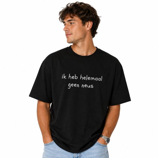 Zwarte unisex t-shirt met de tekst 'ik heb helemaal geen neus' in witte letters.