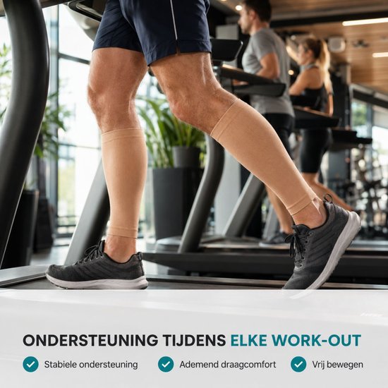 Een man traint op een loopband met lichte beige kuitcompressiemouwen, die tot net onder de knie reiken.