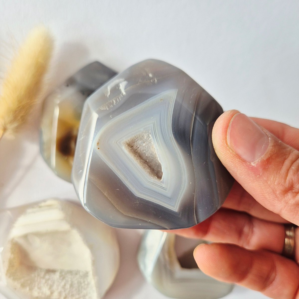 Druzy Grijze Agaat Freeform – Unieke Agaat Sculptuur met Natuurlijke Druzy Kristallen