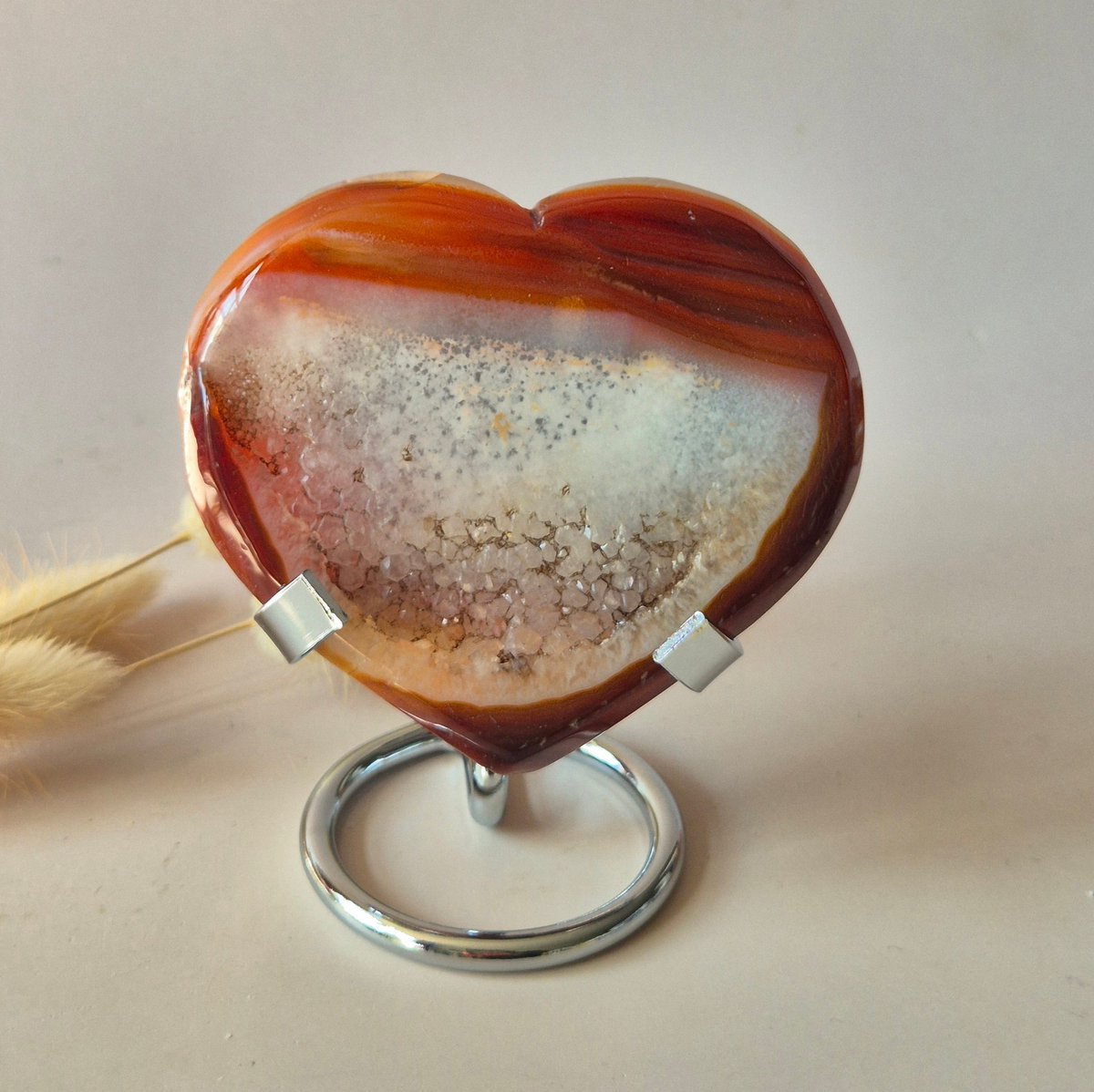 Edelsteen Carnelian Druzy Hart op Standaard 141g – Passie, Kracht & Glinsterende Energie