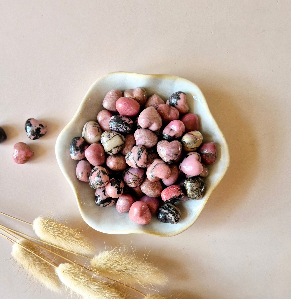 Mini Edelsteen Hartje Zaksteen – Rhodonite (1,5 cm) voor crystal confetti
