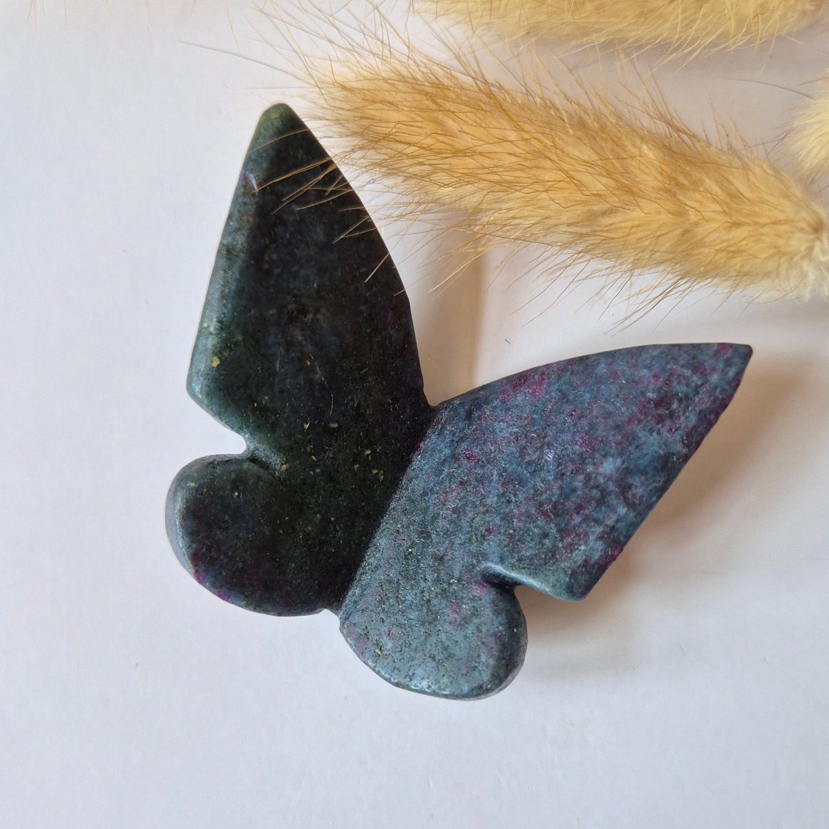 Edelsteen Vlinder 6x5 cm – Ruby in Fuchsite UV reactief