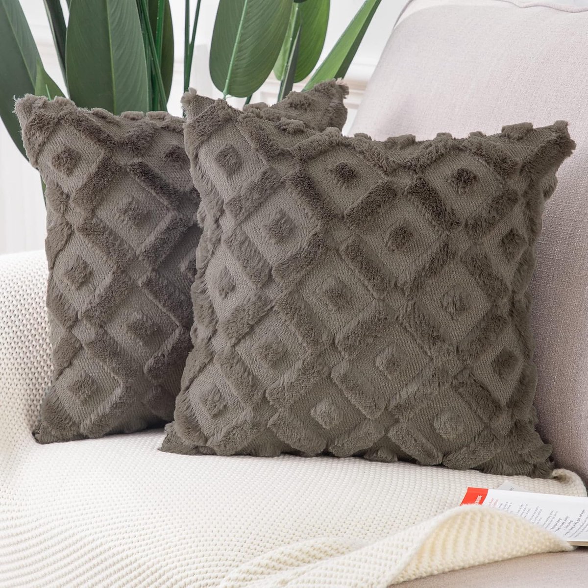 SnelShoppen - Set van 2 Luxe Taupe Kussenhoezen 35x35cm - Zachte Pluche Kussens voor Sofa en Slaapkamer - Decoratieve Kussen Covers van Kunstwol