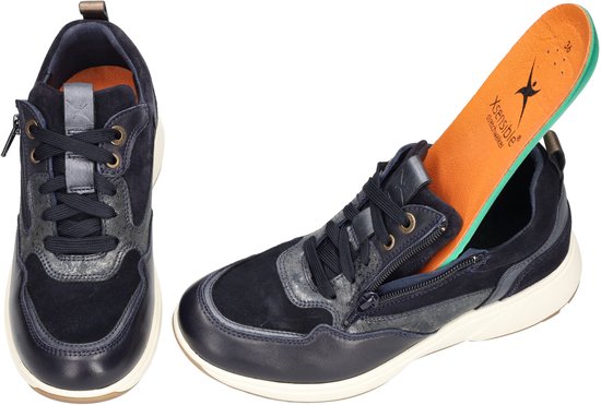 Navy suède sneaker met rits en uitneembare oranje binnenzool.