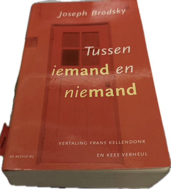 Rood boek met de titel 'Tussen iemand en niemand' van Joseph Brodsky.