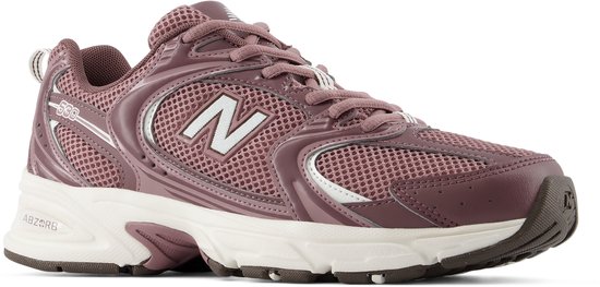 Paarse New Balance 530 sneaker met mesh details en zilveren N-logo.