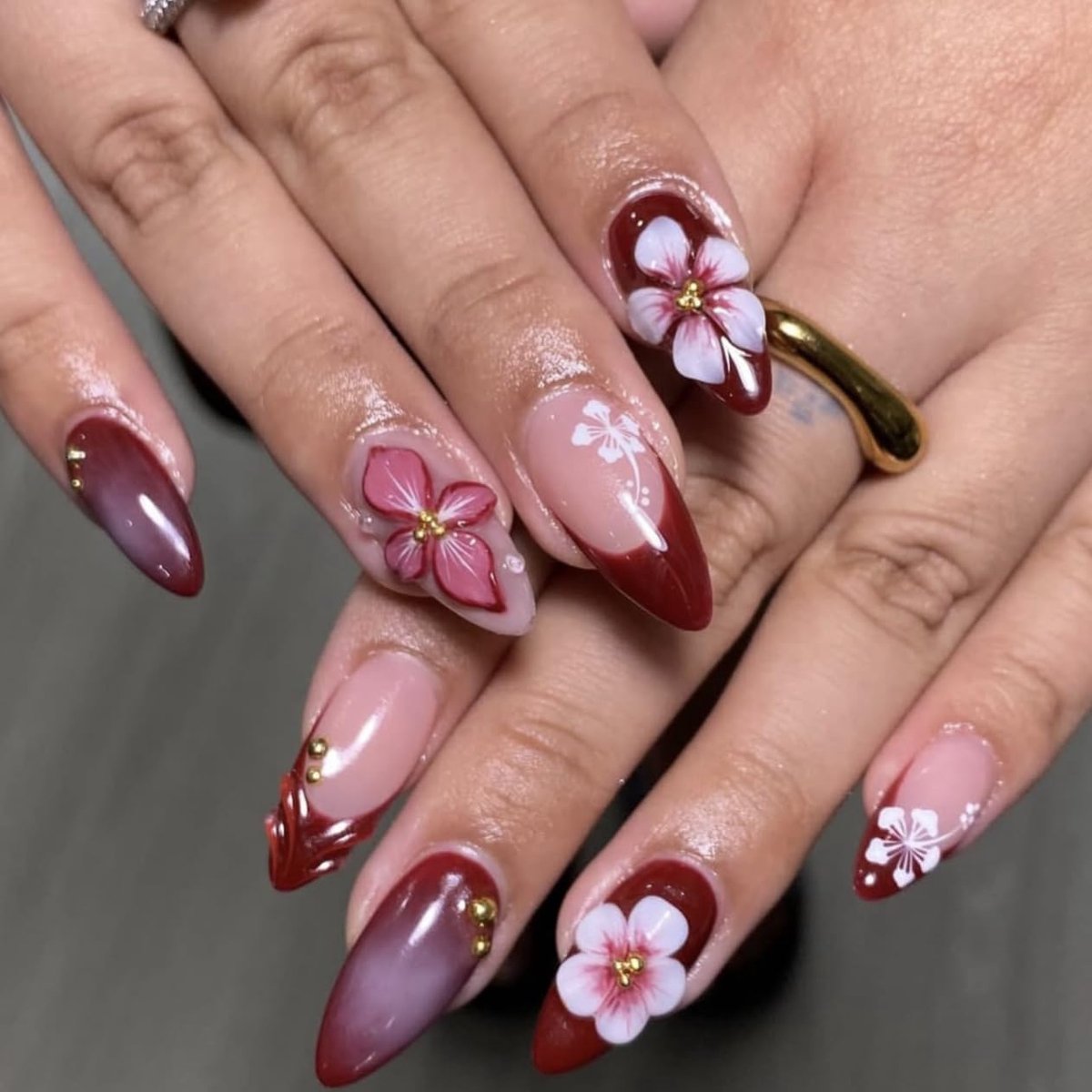 kunstnagels, amandelvormig, wijnrood, golvend, Franse 3D-bloemen, bloemendesign, amandelvormig, rode tips, goudbonen, voor lente en herfst