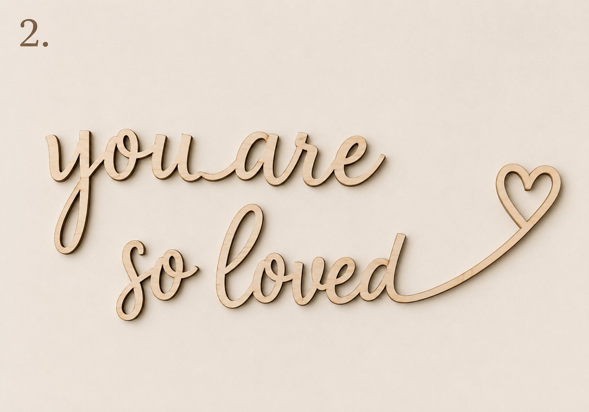 Houten Muurtekst "You Are So Loved" – Babykamer Wanddecoratie – 50 x 25 cm – Laser Gesneden Multiplex – Natuurlijke Houtkleur – Made to Order