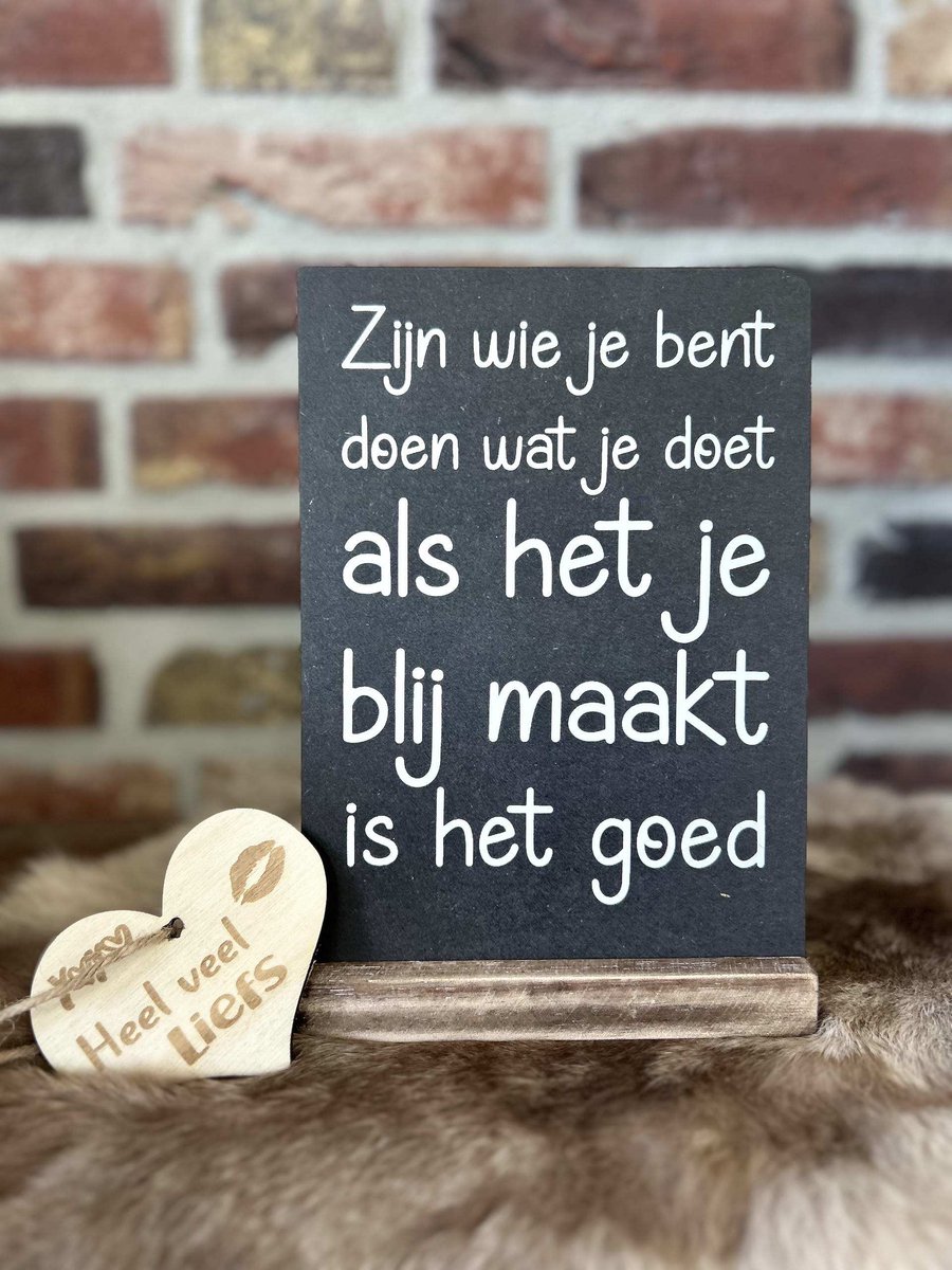 Creaties van hier – Tekst bord in standaard Zijn wie je bent - zwart/naturel (wit) - 21x15cm - met houten hartje