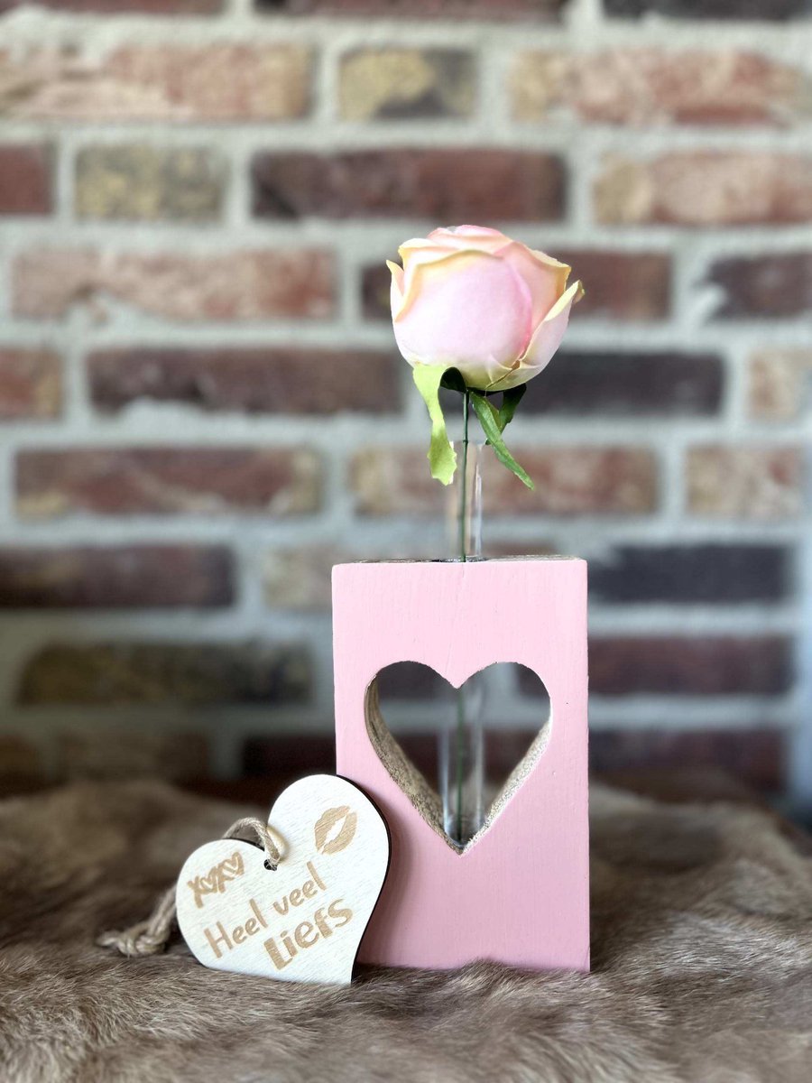 Creaties van hier – blok hart met reageerbuisje - 15x9cm - naturel - baby roze - met houten hartje -