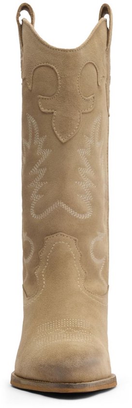 Voorkant lichtbruine suède cowboylaars met decoratieve witte sierstiksels, puntige neus en houten hak.