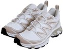 Paar witte Salomon XT-6 Expanse sneakers met beige accenten en veters, met zwarte zolen.