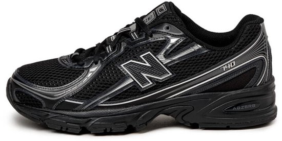 Zwarte New Balance 740v2 sneaker met zilveren details en mesh.