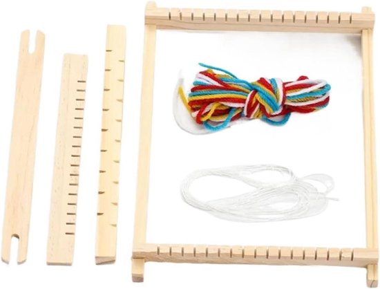 Houten weefgetouw met kleurrijk garen en rijgdraad.