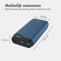 Blauwe imoshion powerbank van 20.000 mAh met afmetingen 13,7 cm x 6,8 cm x 2,6 cm en LED-display.