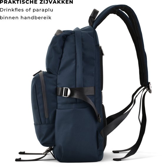 Zijaanzicht van de donkerblauwe rugzak met praktische zijvakken, met tekst over drinkfles en paraplu binnen handbereik.
