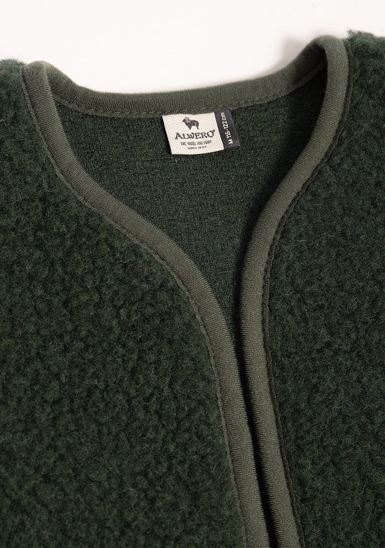 Detail van een donkergroen wollen gilet met Alwero-label bij de nek.